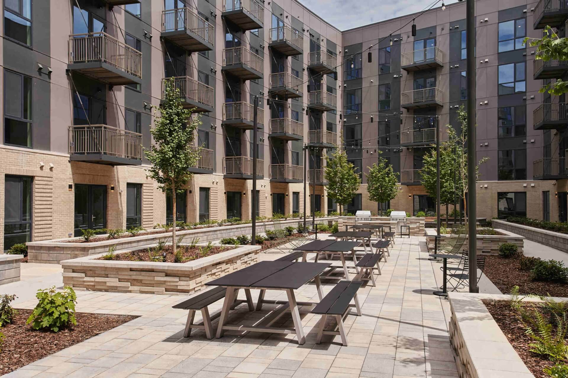 vista apartments courtyard 01 .final .websafe 1